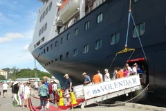 Du khách quốc tế từ tàu Volendam xuống cảng Nha Trang. (Ảnh: Nguyên Lý/TTXVN)