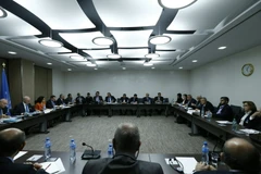 Đặc phái viên LHQ Staffan de Mistura (thứ 2, hàng bên trái) thảo luận với phái đoàn HNC do Trưởng đoàn Mohammed Alloush (thứ ba, hàng bên phải) đứng đầu tại Geneva ngày 17/3. (Nguồn: AFP/TTXVN)