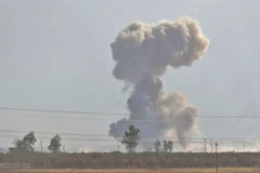 Khói bốc lên sau cuộc không kích tại thị trấn Nawaran, cách thành phố Mosul 10km về phía đông, ngày 20/10. (Nguồn: AFP/TTXVN)