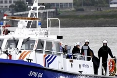 Bỉ phát hiện thùng hàng chứa gần 1 tấn cocaine trôi trên biển