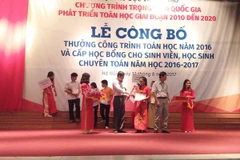 Ban tổ chức trao thưởng cho các tác giả các công trình đoạt giải. (Ảnh: PM/Vietnam+)