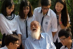 Phó giáo sư Văn Như Cương rạng rỡ trong vòng vây học trò. (Ảnh: LTV)