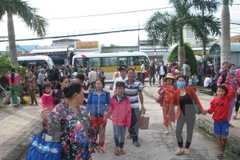 Nhiều địa phương gấp rút cho học sinh nghỉ học tránh bão 