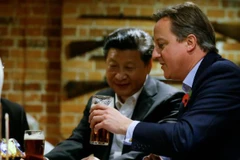 Cựu Thủ tướng Anh David Cameron và Chủ tịch Trung Quốc Tập Cận Bình cùng nhau thưởng thức những cốc bia Greene King IPA. (Nguồn: AP)