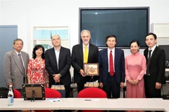 Đoàn đại biểu Tạp chí Cộng sản và các giáo sư trường Đại học LUISS của Italy chụp ảnh chung. (Ảnh: Hải Linh/TTXVN)