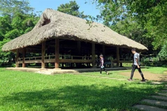 Du khách tham quan đình Tân Trào (Sơn Dương, Tuyên Quang). (Ảnh: Quang Đán/TTXVN)