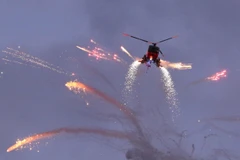 Máy bay trực thăng của hãng O'Brien's thuộc Anh bay trình diễn tại Triển lãm hàng không quốc tế Sanicole ở Hechtel ngày 13/9. (Ảnh: THX/TTXVN)