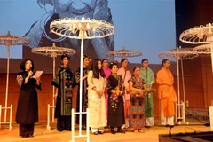 Trình diễn một số mẫu thiết kế thổ cẩm của nhà thiết kế Minh Hạnh mang đến trình diễn tại Geneva. (Ảnh: Tố Uyên/TTXVN)