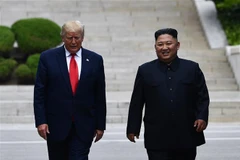 Tổng thống Mỹ Donald Trump (trái) và nhà lãnh đạo Triều Tiên Kim Jong-un trong cuộc gặp ở tại làng đình chiến Panmunjom ở biên giới liên Triều ngày 30/6. (Ảnh: AFP/TTXVN)