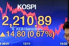 Bảng tỷ giá chứng khoán tại ngân hàng Hana ở thủ đô Seoul, Hàn Quốc. (Ảnh: Yonhap/TTXVN)