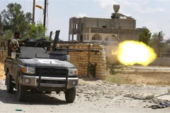 Lực lượng Chính phủ Đoàn kết dân tộc (GNA) của Libya trong cuộc giao tranh với lực lượng tự xưng Quân đội quốc gia Libya (LNA) tại Ain Zara, ngoại ô Tripoli. (Ảnh: AFP/TTXVN)