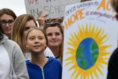 Nhà hoạt động khí hậu trẻ tuổi Greta Thunberg và đoàn tuần hành. (Nguồn: AP)