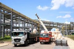 Vận chuyển alumin tại Nhà máy Alumin Nhân Cơ. (Ảnh: Hưng Thịnh/TTXVN)