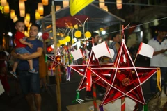 Không gian trưng bày, giới thiệu đồ chơi trung thu truyền thống cuốn hút trẻ em và người dân thủ đô. (Ảnh: Thanh Tùng/TTXVN)