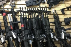 Súng trường bán tự động được bày bán tại một cửa hàng ở Las Vegas, bang Nevada, Mỹ. (Ảnh: AFP/TTXVN)