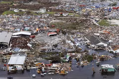Cảnh tàn phá do siêu bão Dorian đổ bộ Bahamas. (Ảnh: LA News/TTXVN)
