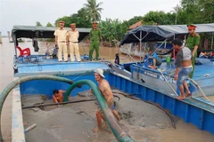 Phương tiện khai thác cát trái phép bị bắt quả tang. (Ảnh: Công Mạo/TTXVN)