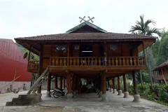 Biểu tượng Khau cút trên nóc nhà của đồng bào dân tộc Thái đen ở bản Phiêng Lơi. (Ảnh: Phan Tuấn Anh/TTXVN)