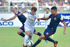 Cầu thủ hai đội tranh chấp bóng. (Ảnh: Dư Toán/TTXVN)