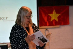 Chủ tịch Hội hữu nghị Thụy Sĩ-Việt Nam Anjuska Weil phát biểu tại Lễ tưởng niệm 50 năm ngày mất của Chủ tịch Hồ Chí Minh. (Ảnh: Tố Uyên/TTXVN)