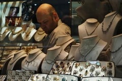 Giá vàng tiếp tục "lún" sâu sau cuộc họp chính sách của ECB