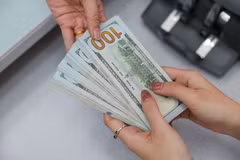 Giá USD tại các ngân hàng tăng mạnh chiều ngay 11/4, cao nhất từ trước đến nay. (Ảnh: Vietnam+)