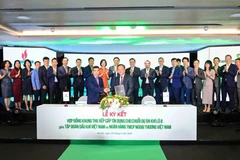 Lãnh đạo Vietcombank và PVN thực hiện ký kết hợp đồng khung thu xếp cấp tín dụng cho chuỗi dự án khí Lô B. (Ảnh: Vietnam+)