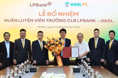 Ông Vũ Tiến Thành chính thức được trao bổ nhiệm làm Huấn luyện viên trưởng câu lạc bộ Bóng đá LPBank Hoàng Anh Gia Lai. (Ảnh: Vietnam+)