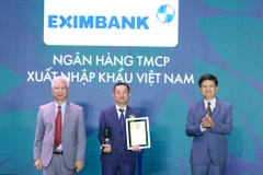 Ông Nguyễn Hướng Minh – Phó Tổng Giám đốc Eximbank nhận giải thưởng từ Ban tổ chức.. (Ảnh: Vietnam+)