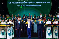 Tổng Giám đốc HDBank Phạm Quốc Thanh nhận biểu trưng Thương hiệu Quốc gia Việt Nam 2024 từ Thủ tướng Chính phủ Phạm Minh Chính và hoa chúc mừng từ Bộ trưởng Bộ Công Thương Nguyễn Hồng Diên với những đóng góp của HDBank cho thị trường tài chính và sự phát triển kinh tế Việt Nam. (Ảnh: Vietnam+)