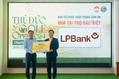 Đại diện LPBank, ông Hoàng Văn Phúc – Phó Tổng Giám đốc trao tặng biểu trưng số tiền 5 tỷ đồng cho Quỹ vì người nghèo của thành phố Thủ Đức. (Ảnh: Vietnam+)