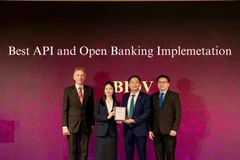 Ông Nguyễn Chiến Thắng (Giám đốc Trung tâm Phát triển Ngân hàng số BIDV) và bà Bùi Minh Trang (Phó Giám đốc Ban Chính sách Sản phẩm bán buôn BIDV) nhận giải thưởng. (Ảnh: Vietnam+)