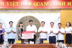 Ông Phạm Toàn Vượng - Tổng Giám đốc Agribank trao 06 tỷ đồng tài trợ chương trình an sinh xã hội xây dựng trường tiểu học tại Võ Nhai. (Ảnh: Vietnam+)
