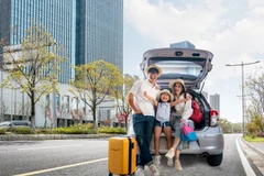 Chi phí để sở hữu một chiếc xe ôtô cao gấp nhiều lần so với xe máy khiến nhiều người đắn đo trước khi xuống tiền. (Ảnh: Vietnam+)