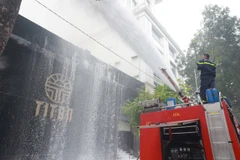 Đến 10 giờ 50 phút đám cháy vẫn đang được khống chế. (Ảnh: Hoài Nam/Vietnam+)