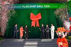 Ban lãnh đạo VPBank cùng kéo băng khánh thành chi nhánh Flagship. (Ảnh: Vietnam+)