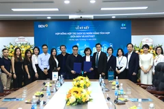 Bà Đỗ Thị Thanh Huyền - Giám đốc Ban Chính sách sản phẩm bán buôn BIDV và ông Đỗ Tuấn Anh - Phó Tổng giám đốc KiotViet - ký kết thỏa thuận hợp tác. (Ảnh: Vietnam+)