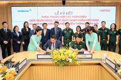 Ông Nguyễn Hoàng Hải – Quyền Tổng Giám đốc Eximbank (bên trái) và ông Nguyễn Mạnh Hổ - đại diện Tập đoàn Viettel đã ký kết thỏa thuận hợp tác toàn diện. (Ảnh: Vietnam+)