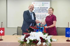 Ông Thomas Gass, Đại sứ Thụy Sĩ tại Việt Nam và bà Mariam J. Sherman, Giám đốc Quốc gia Ngân hàng Thế giới tại Việt Nam, Campuchia và Lào tại lễ ký kết Quỹ Tín thác Một nhà tài trợ nhằm thúc đẩy tăng trưởng xanh và bền vững tại các đô thị lớn của Việt Nam. (Ảnh: Vietnam+)