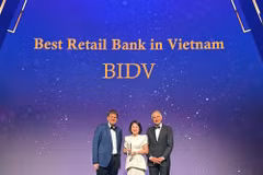 Bà Nguyễn Thị Quỳnh Giao, Phó Tổng Giám đốc BIDV, đại diện Ngân hàng nhận giải thưởng từ The Asian Banker. (Ảnh: Vietnam+)