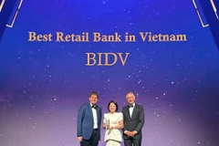 Bà Nguyễn Thị Quỳnh Giao, Phó Tổng Giám đốc BIDV, đại diện Ngân hàng nhận giải thưởng từ The Asian Banker. (Ảnh: Vietnam+)