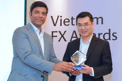 Lãnh đạo BAC A BANK nhận giải thưởng từ ban tổ chức. (Ảnh: Vietnam+)