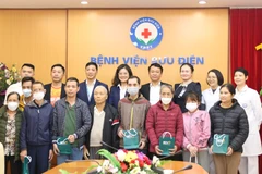 BIDV trao quà Tết cho các bệnh nhân chạy thận tại Bệnh viện Bưu điện Hà Nội. (Ảnh: PV/Vietnam+)