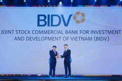 Ông Lê Trung Thành - Phó Tổng Giám đốc BIDV nhận giải thưởng “Nơi làm việc tốt nhất châu Á”. (Ảnh: Vietnam+)