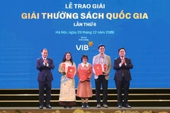Lãnh đạo Đảng và Nhà nước trao giải cho các tác giả đạt giải. (Ảnh: Vietnam+) 