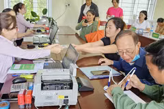 Chi nhánh Ngân hàng Chính sách xã hội tỉnh Yên Bái đã và đang khẩn trương cho vay bổ sung nguồn vốn để người nghèo và các đối tượng chính sách khác khôi phục sản xuất kinh doanh. (Ảnh: Vietnam+)