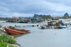 Các tàu cá bị hư hỏng nặng bởi cơn bão số 3. (Ảnh: Vietnam+)