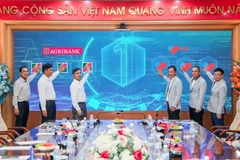 Đại diện lãnh đạo Agribank - VNPAY chính thức bấm nút ra mắt Giải pháp OSB. (Ảnh: Vietnam+)