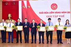 Đại diện Đảng bộ Agribank, đồng chí Trần Văn Thịnh - Phó Bí thư Thường trực Đảng ủy nhận Bằng khen đối với Đảng ủy trực thuộc có thành tích xuất sắc tiêu biểu. (Ảnh: Vietnam+)