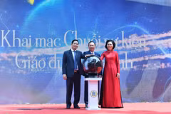 Phó Giáo sư Tiến sỹ Bùi Hữu Toàn - Chủ tịch Hội đồng Học viện Ngân hàng cùng Phó Thống đốc Đào Minh Tú (giữa) và bà Lê Thị Thúy Sen - Vụ trưởng Vụ Truyền thông khai mạc chuỗi sự kiện. (Ảnh: Vietnam+)